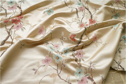 Tissu brocart Fleur de Prunier : Jacquard de rayonne champagne, 150 cm de large