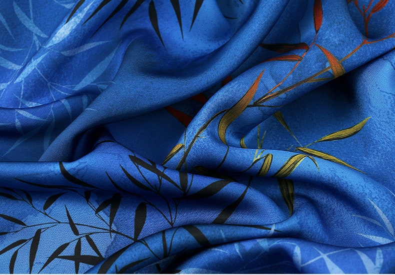 Tissu imprimé floral bambou : mélange de polyester et d’élasthanne bleu, 150 cm de large