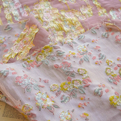 Tissu jacquard à fil doré : texture florale 3D, largeur 140 cm