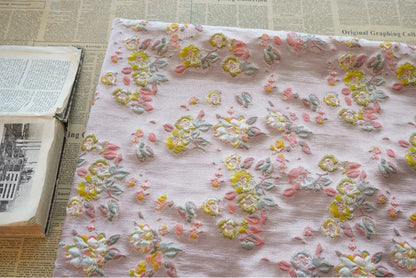 Tissu jacquard à fil doré : texture florale 3D, largeur 140 cm