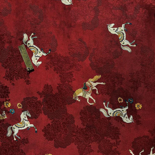 Tissu à motif de cheval au galop rouge et noir | Imprimé animal équestre, 150 cm de large