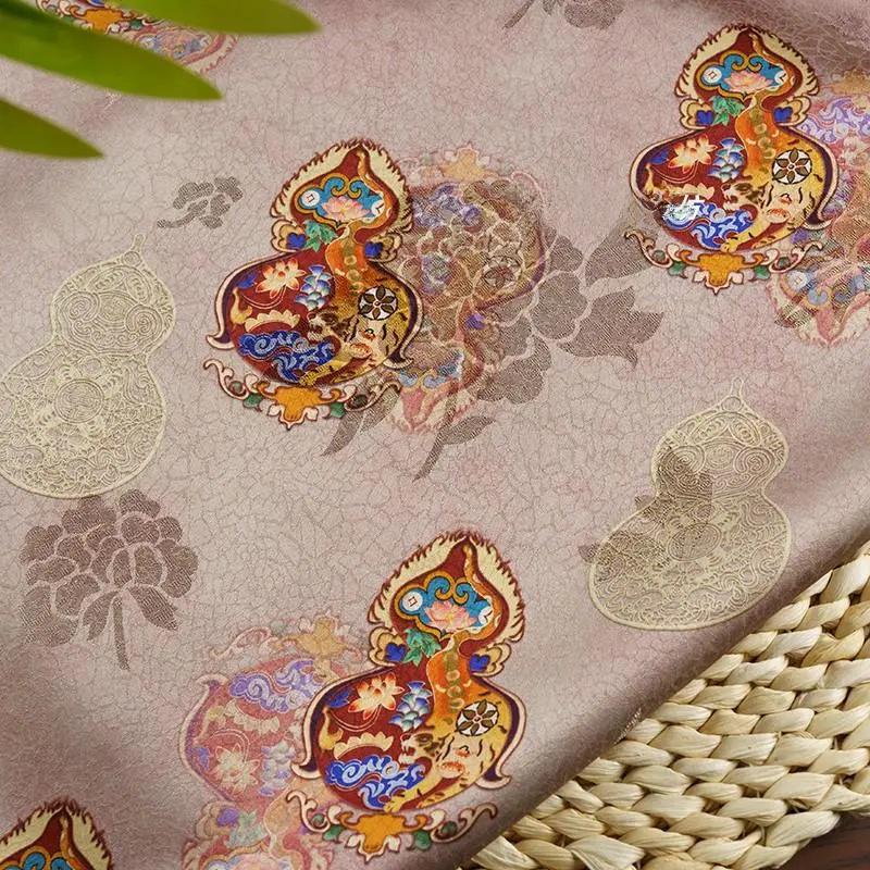 Tissu satiné en soie couleur thé : imprimé de courges rose pâle grisâtre, 147 cm de large