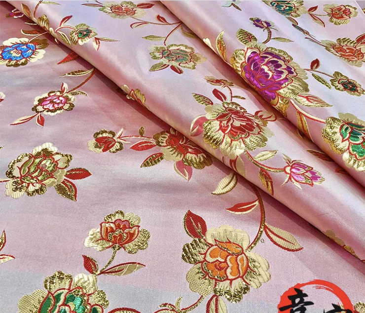 Tissu brocart rose : mélange soie-rayonne de 150 cm de large, tissu pour la confection de cheongsams et qipaos.