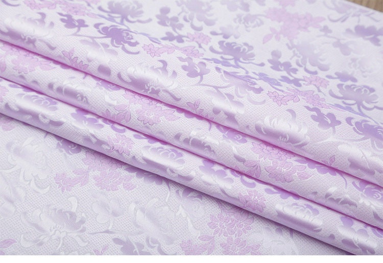 Tissu brocart à motifs floraux : rose et lilas, pour ameublement, costumes et décoration - 89 cm de large