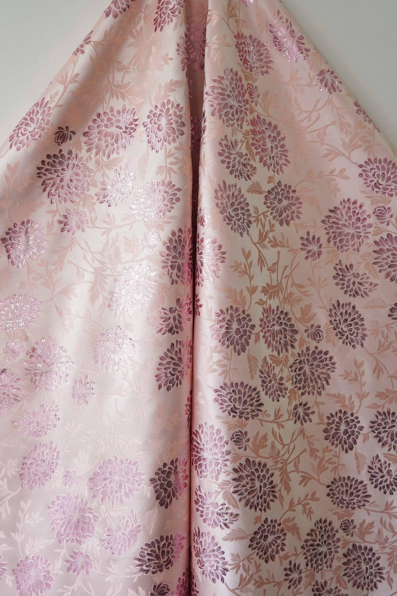 Tissu brocart de soie et rayonne à motif hibiscus rose : 65 pouces de large, matériau de couture floral