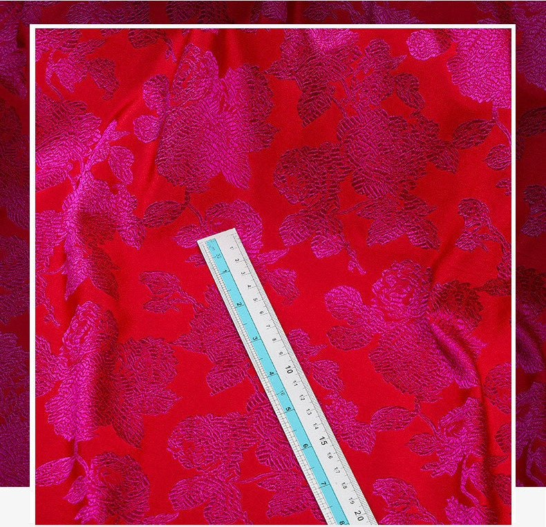Tissu brocart de soie rouge : 145 cm de large, motif pivoine