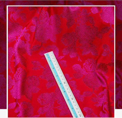 Tissu brocart de soie rouge : 145 cm de large, motif pivoine