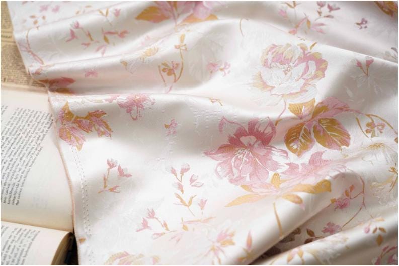 Tissu jacquard à motif floral et fil doré : texture 3D, largeur 160 cm, vendu au mètre