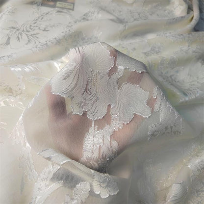 Tissu organza à fil argenté : texture jacquard 3D en relief - 145 cm de large