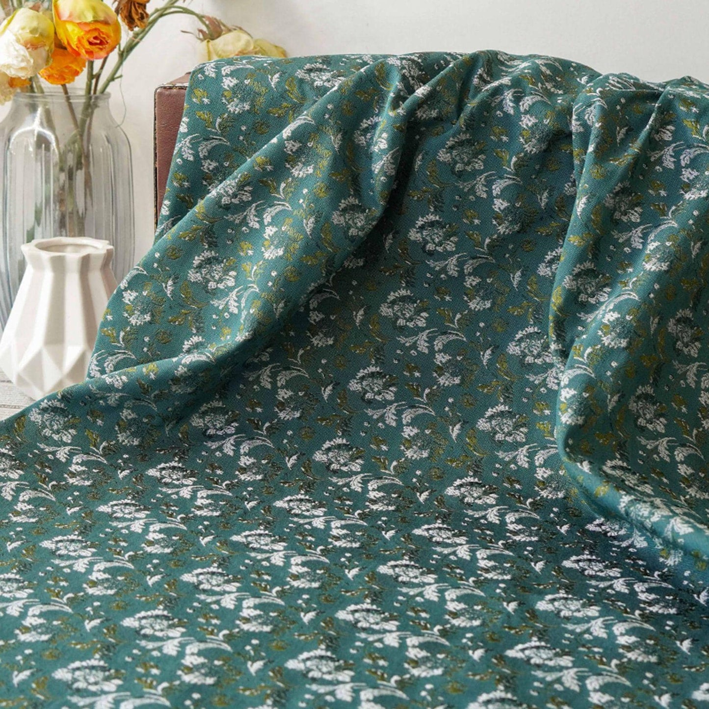 Tissu jacquard floral turquoise : matériau tissé couleur pour la couture et l'ameublement