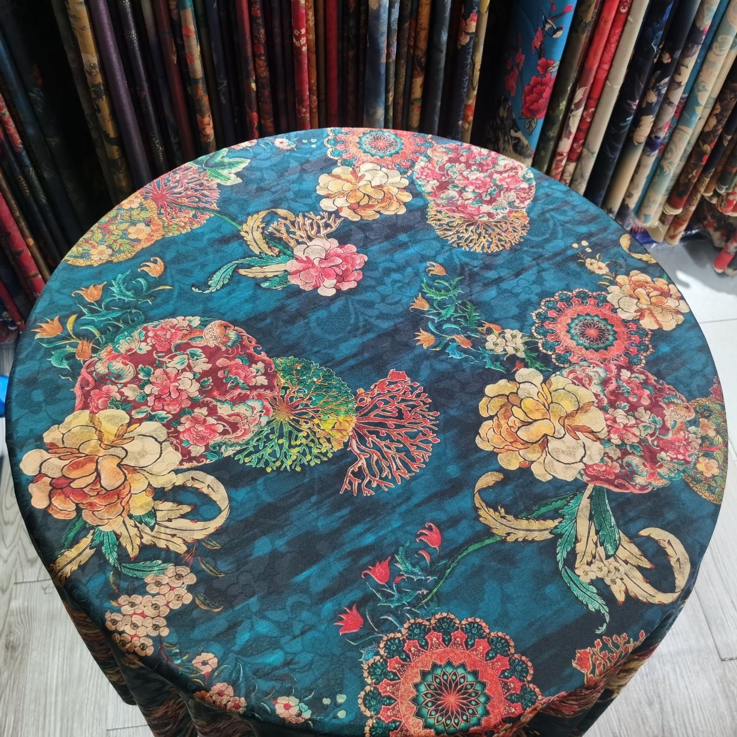 Tissu satiné turquoise à motif floral : imprimé volière léger, 147 cm de large