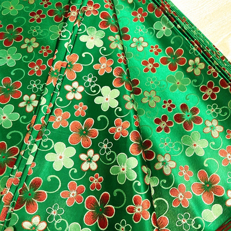 Brocart de soie à motif floral : 75 cm de large. Idéal pour l’ameublement, les costumes et la décoration.