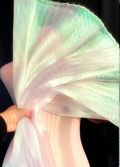 Tissu organza froissé brillant : 150 cm de large, matière rigide de créateur