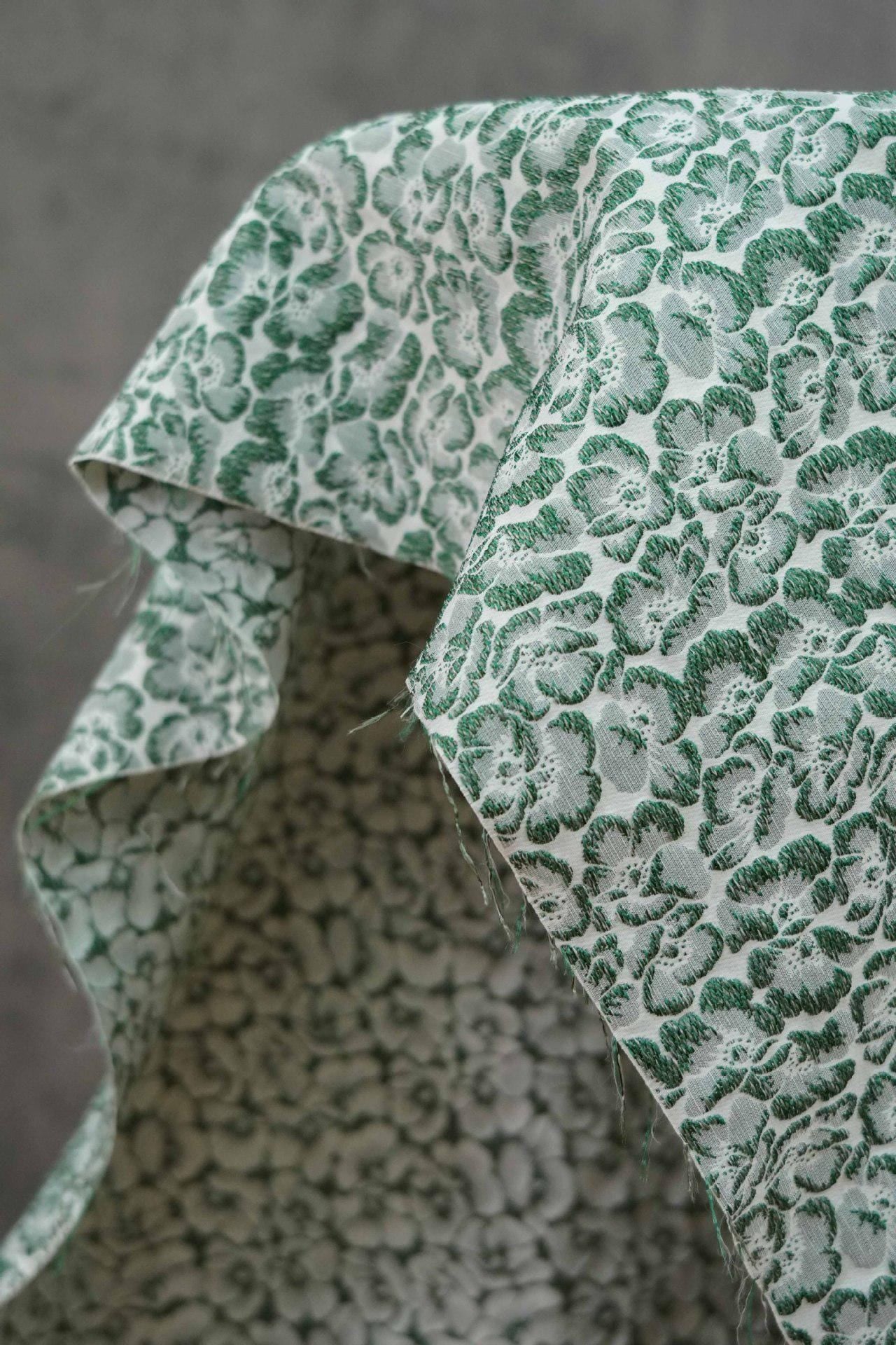 Tissu jacquard à motif floral en relief : mélange de rayonne bleu azur, 152 cm de large