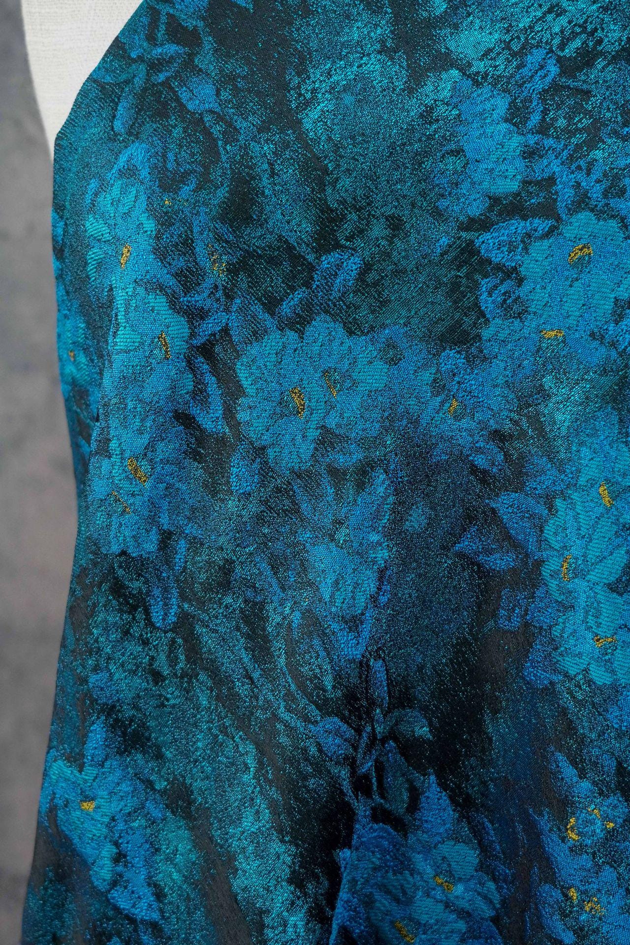 Tissu jacquard à motif floral en relief : Coloris bleu sarcelle et vert champêtres (largeur : 63 pouces)
