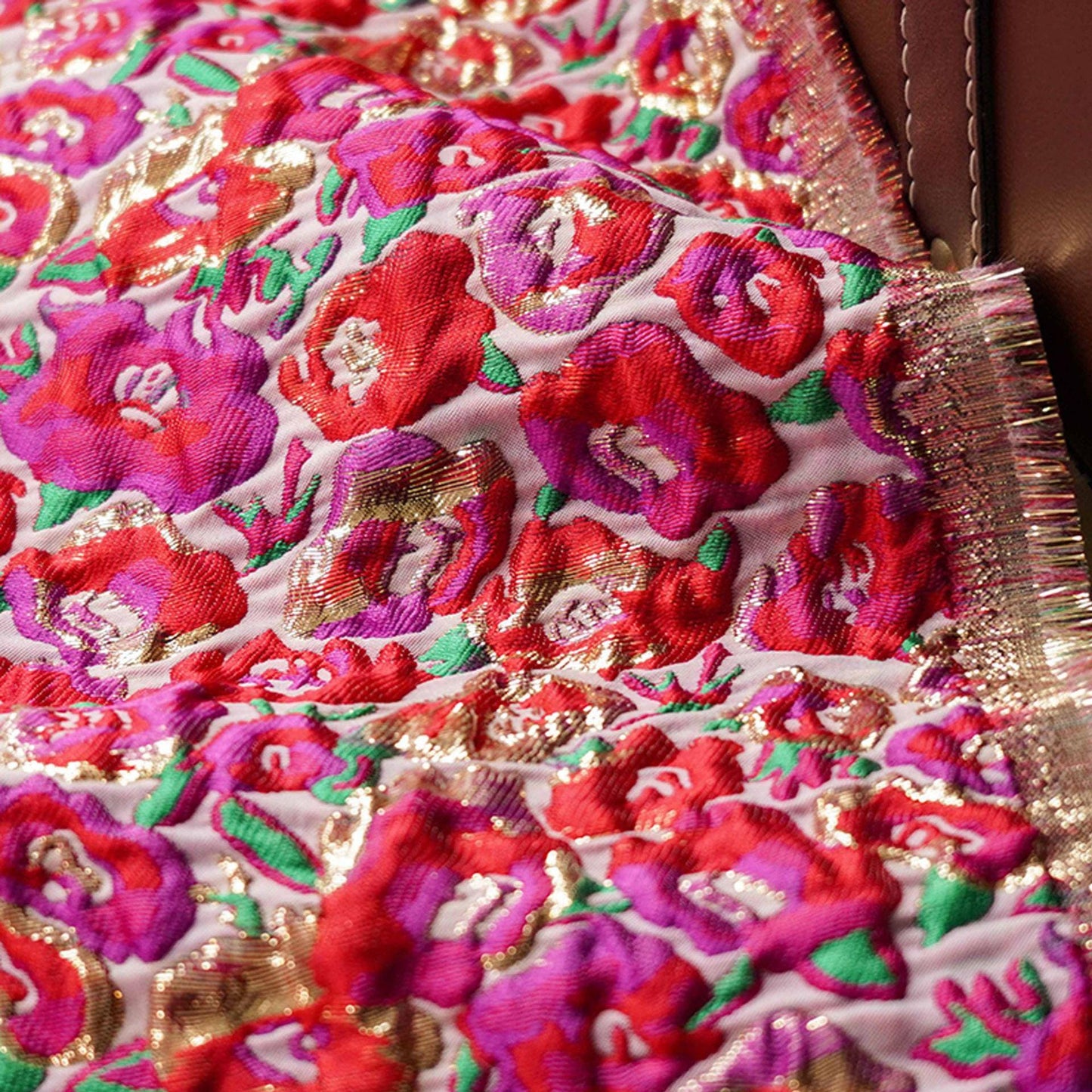 Tissu jacquard floral à fil doré : rouge et rose, 3D, pour ameublement, costumes et décoration - 137 cm de large