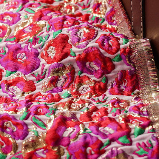 Tissu jacquard floral à fil doré : rouge et rose, 3D, pour ameublement, costumes et décoration - 137 cm de large