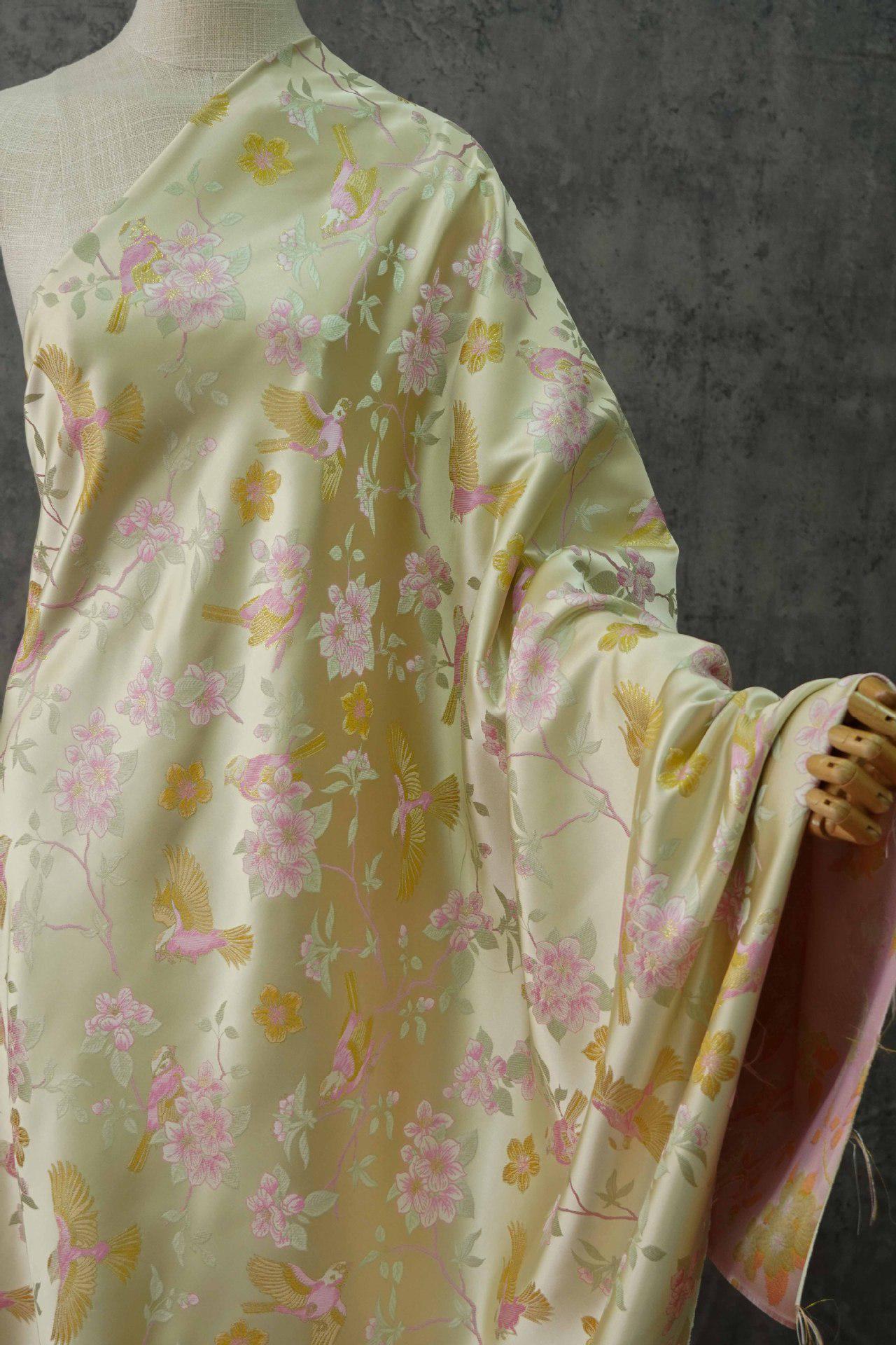 Tissu jacquard à fil doré : texture cloisonnée florale 3D avec oiseaux