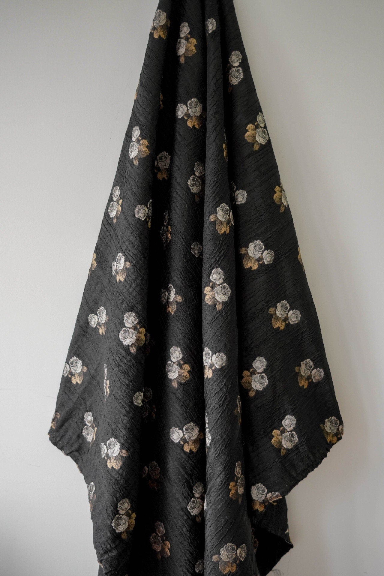Tissu d'ameublement noir à motif rose en relief, texture craquelée, 150 cm de large, tissu à réaliser soi-même