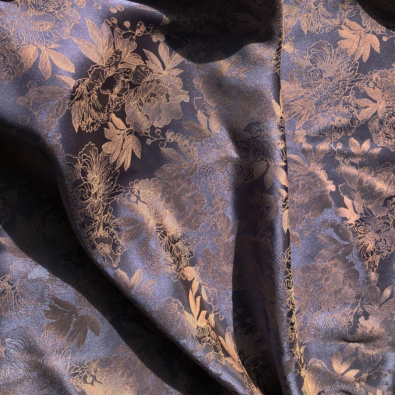 Tissu jacquard pivoine : 145 cm de large, mélange coton-rayonne, pour ameublement et costumes.