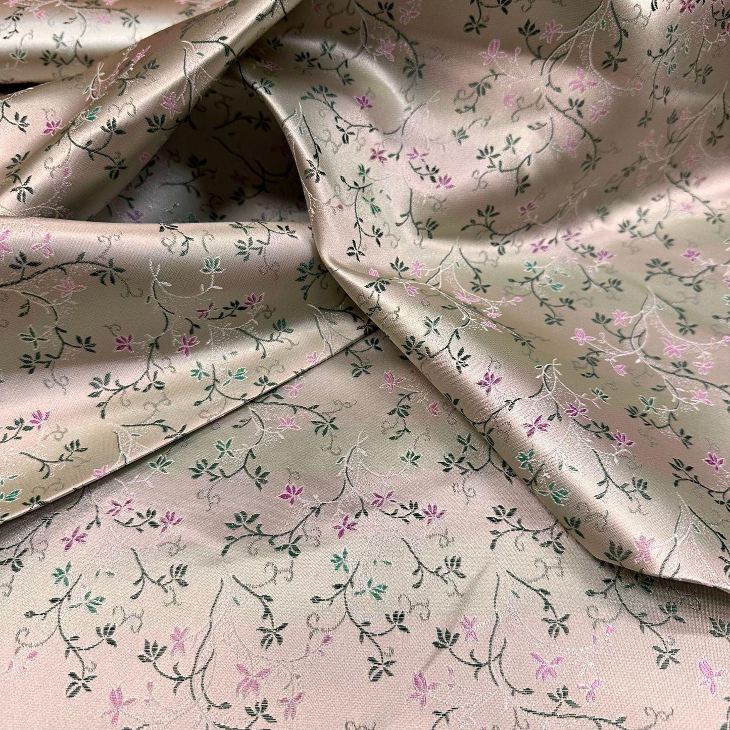 Tissu brocart à motifs floraux : Jacquard or pâle, tissu pour cheongsam qipao