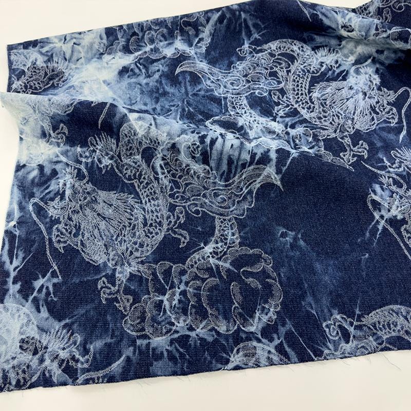 Tissu denim en coton délavé tie-dye : matière jean bleu délavé (170 cm de large)