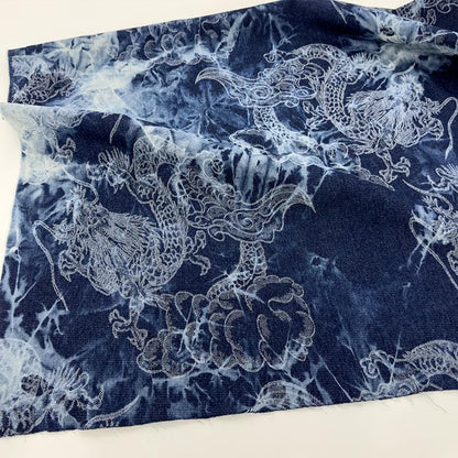 Tissu denim en coton délavé tie-dye : matière jean bleu délavé (170 cm de large)