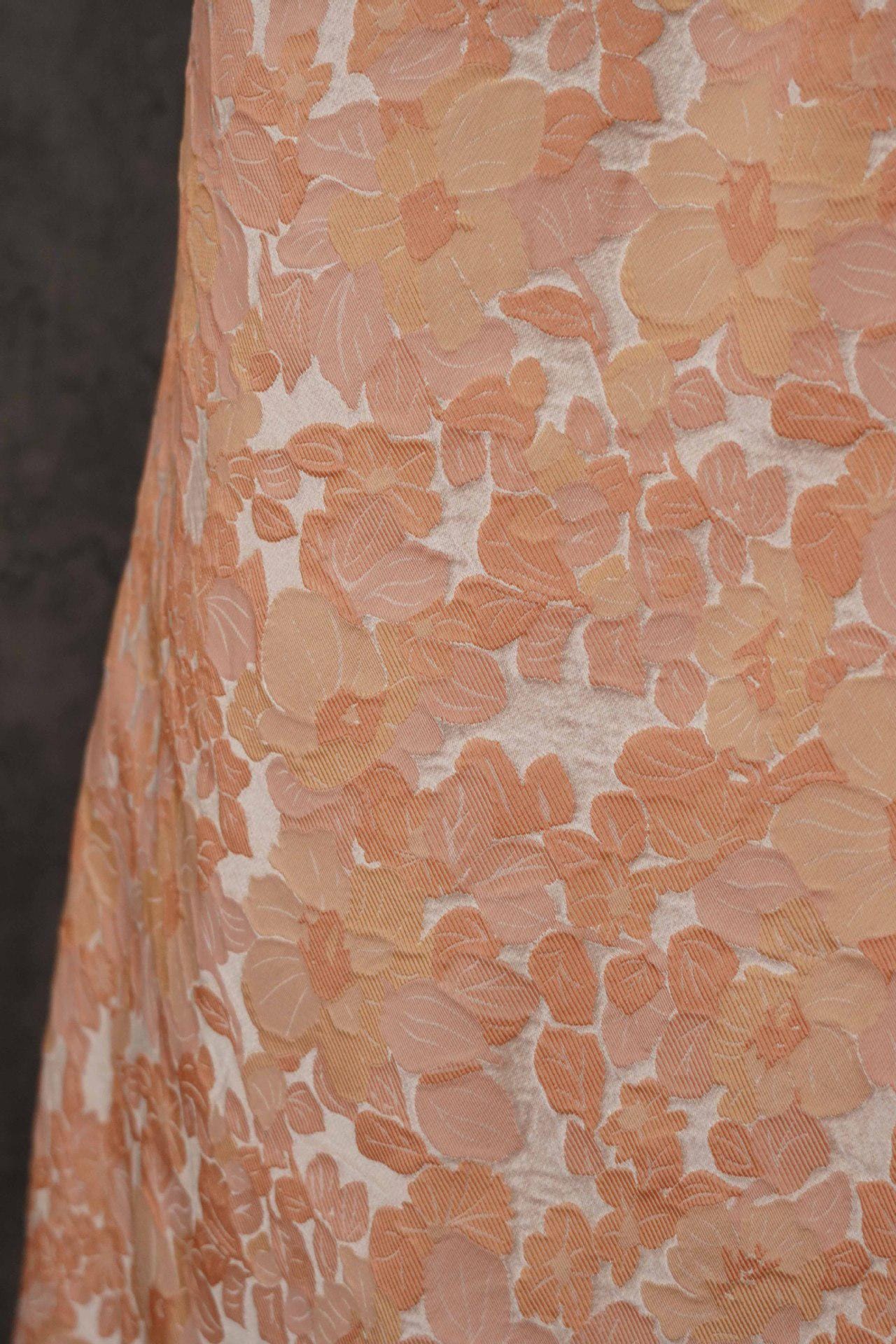 Tissu jacquard floral vintage : effet doré scintillant en relief 3D (157 cm de large)