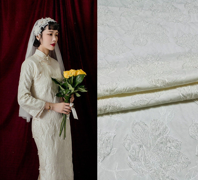 Tissu jacquard blanc à motifs floraux : matière texturée 3D pour robe de mariée, 152 cm de large