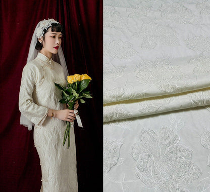 Tissu jacquard blanc à motifs floraux : matière texturée 3D pour robe de mariée, 152 cm de large