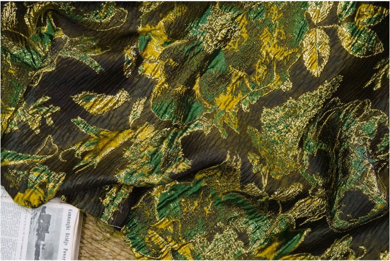 Tissu jacquard à fil doré : matériau de créateur à motif floral 3D rétro