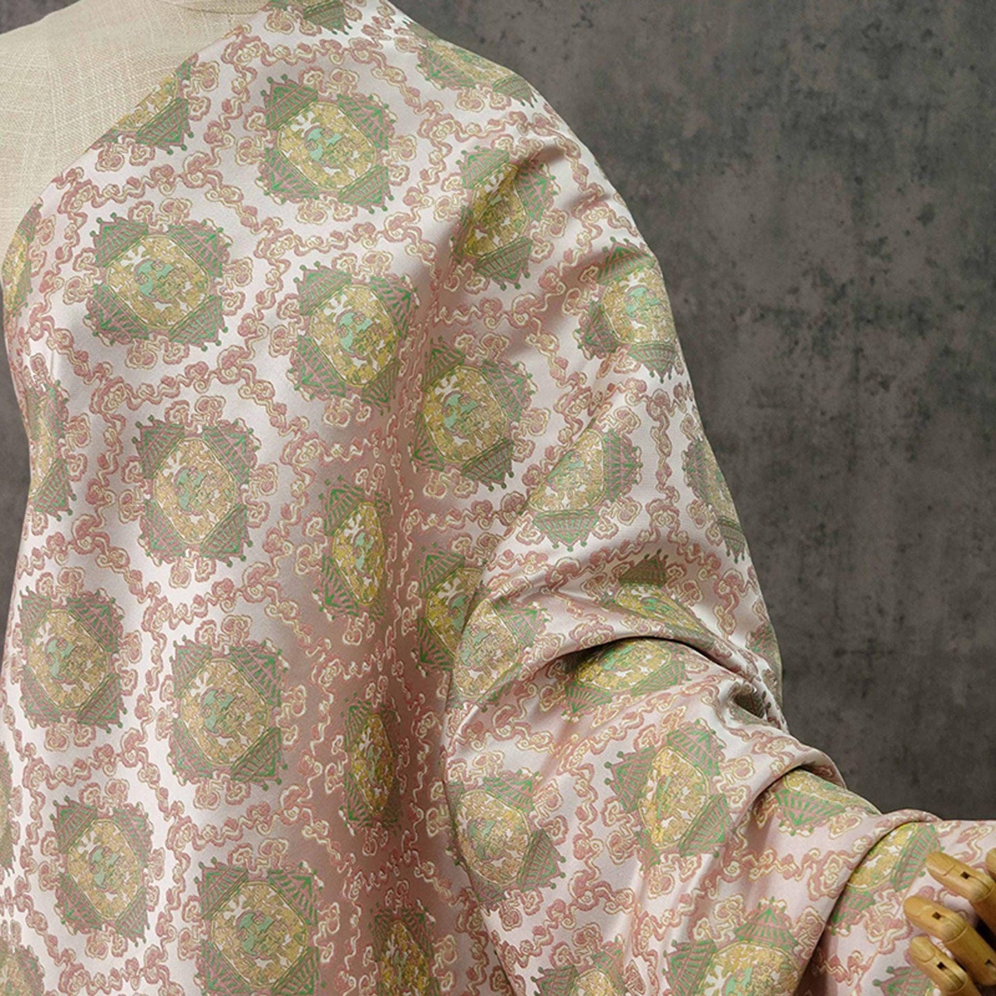 Tissu brocart Wishful : mélange soie-rayonne de 150 cm de large, pour la confection de cheongsams.