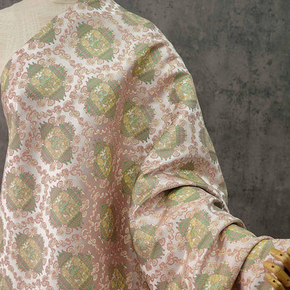 Tissu brocart Wishful : mélange soie-rayonne de 150 cm de large, pour la confection de cheongsams.