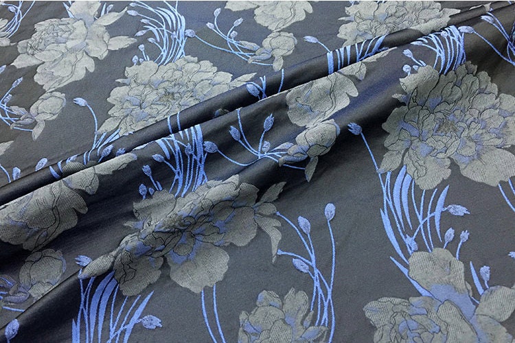 Tissu jacquard à motif floral : polyester à fil doré de 152 cm de large, vendu au mètre.