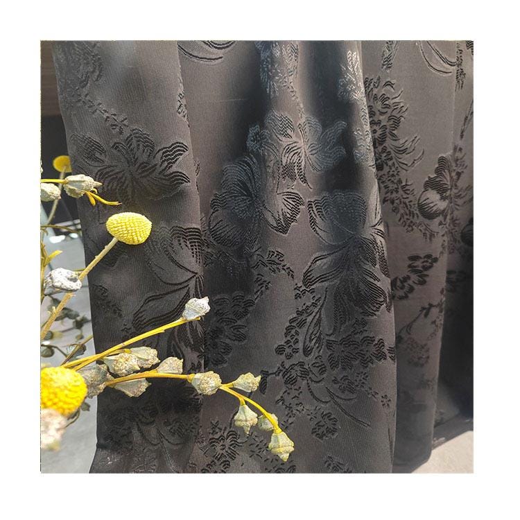 Tissu organza à fil argenté : texture jacquard 3D en relief - 145 cm de large