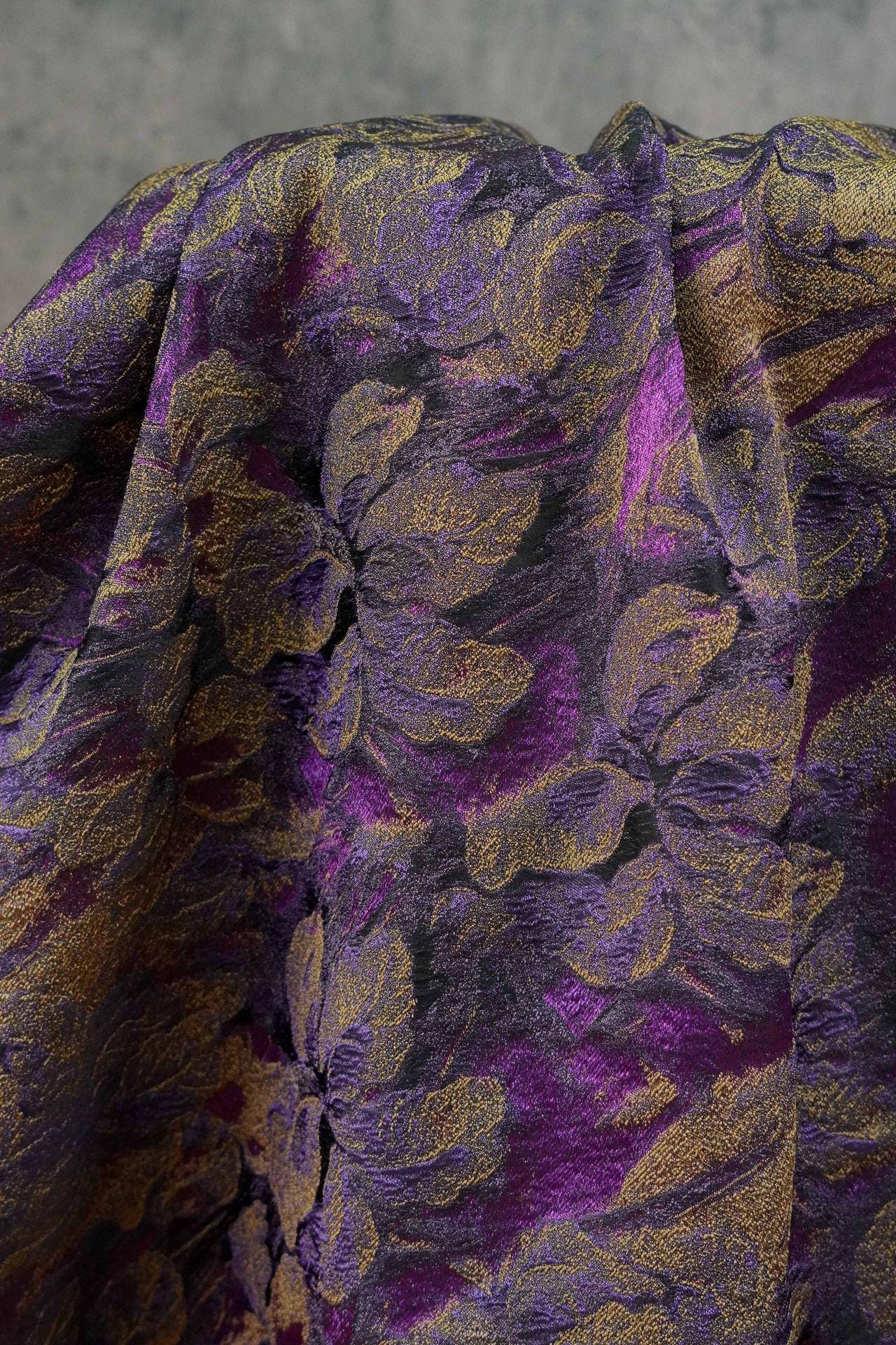 Tissu jacquard à motif floral : fil de rayonne doré, largeur 160 cm, pour matelassage d’ameublement