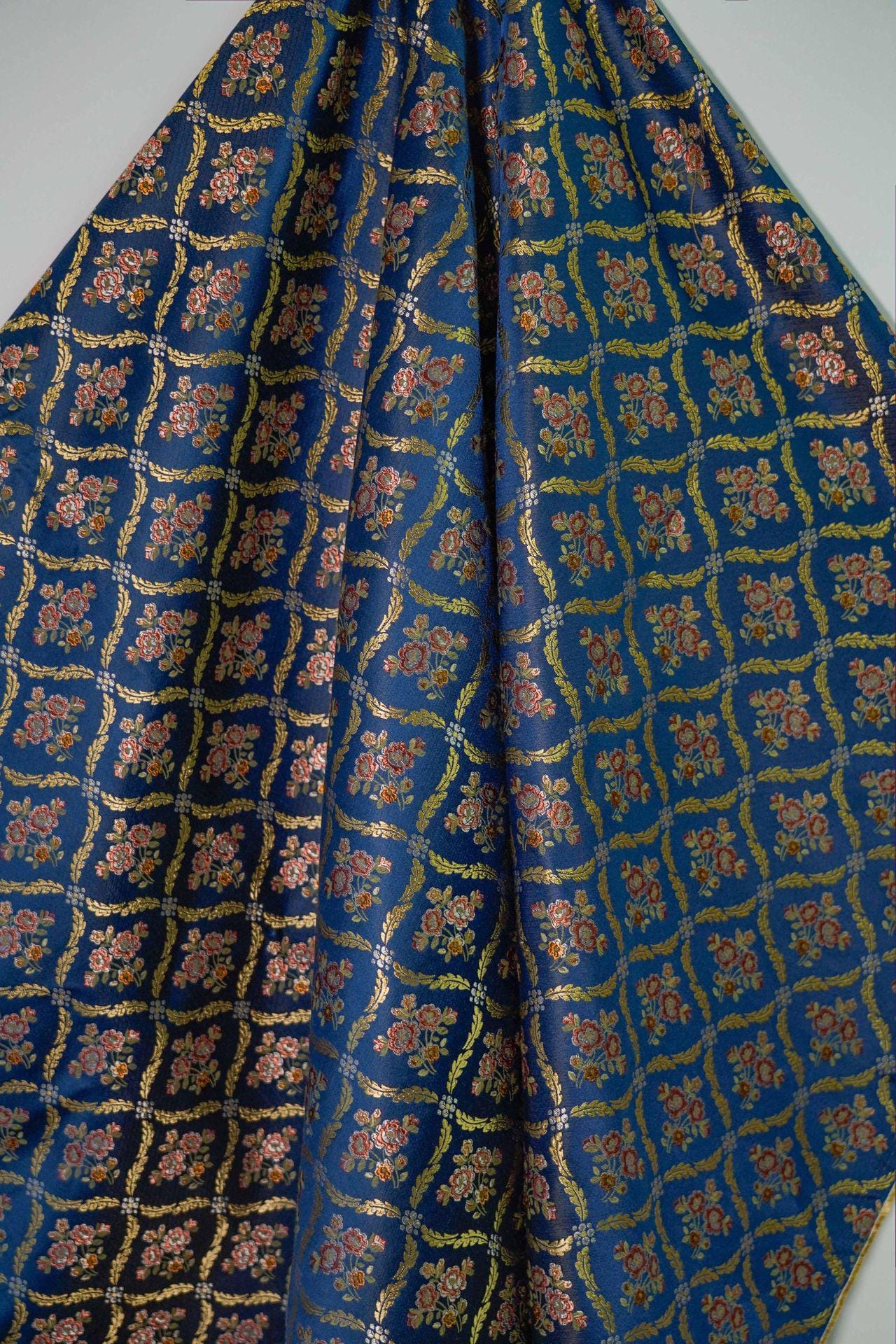 Tissu jacquard à fil doré : motif floral 3D pour ameublement, confection de robes de bal - 140 cm de large