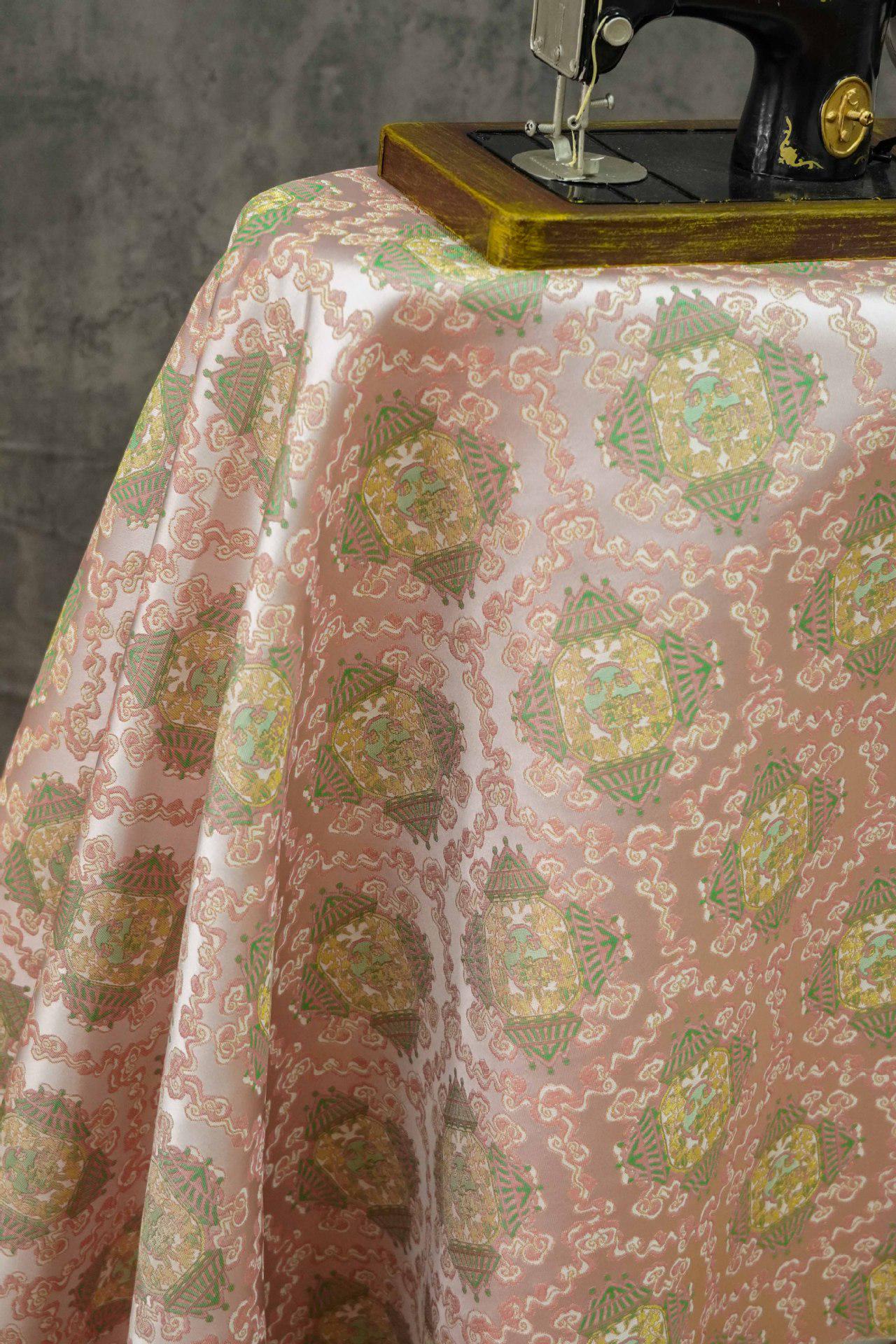 Tissu brocart Wishful : mélange soie-rayonne de 150 cm de large, pour la confection de cheongsams.