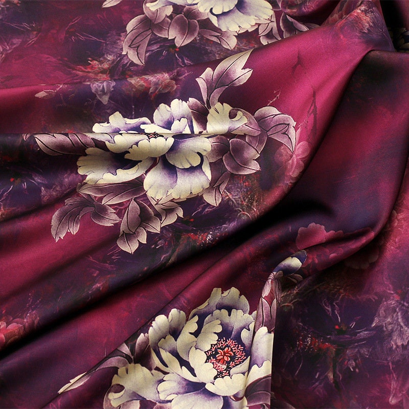 Tissu satiné en soie à motif floral thé : motif ancien, 150 cm de large