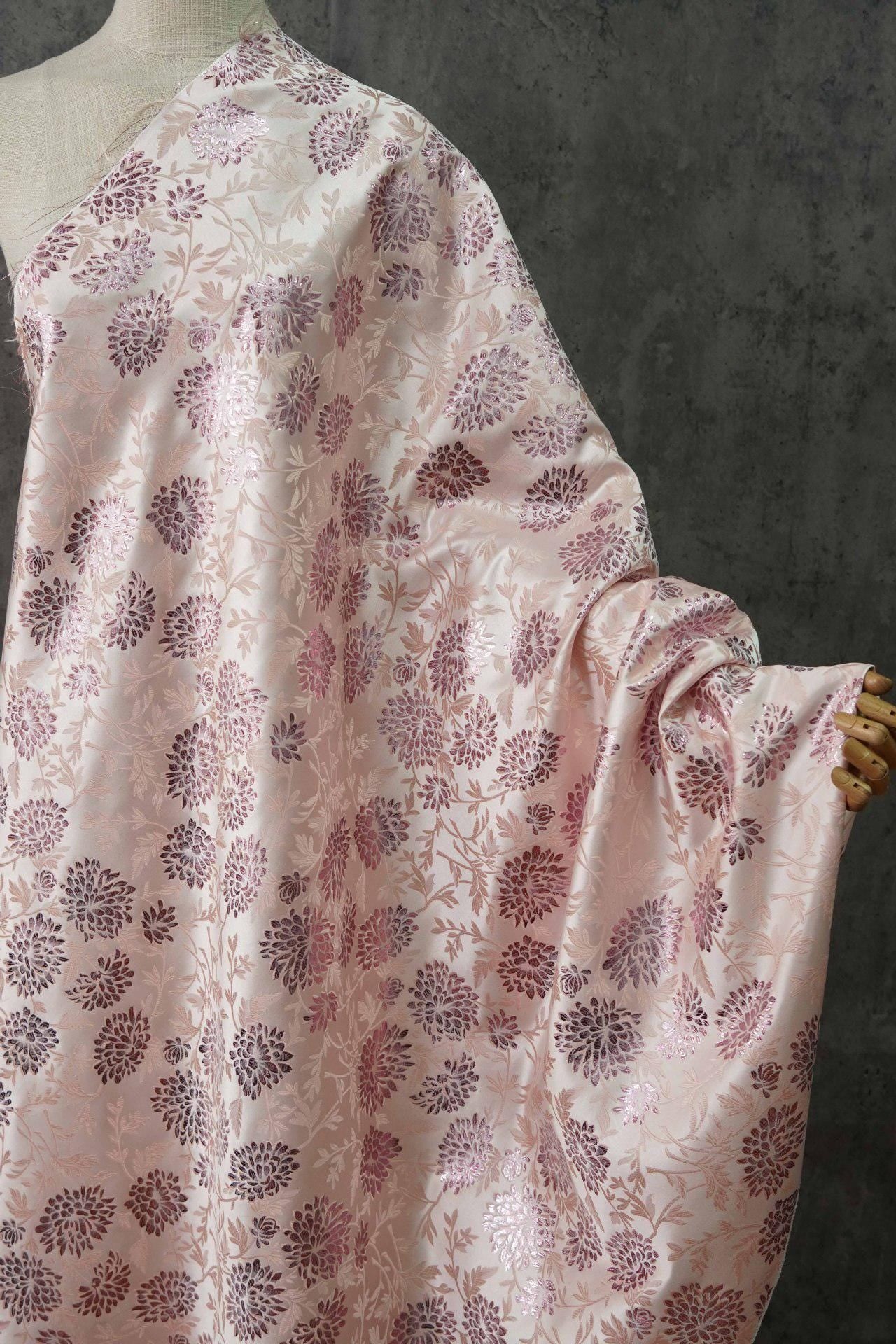 Tissu brocart de soie et rayonne à motif hibiscus rose : 65 pouces de large, matériau de couture floral