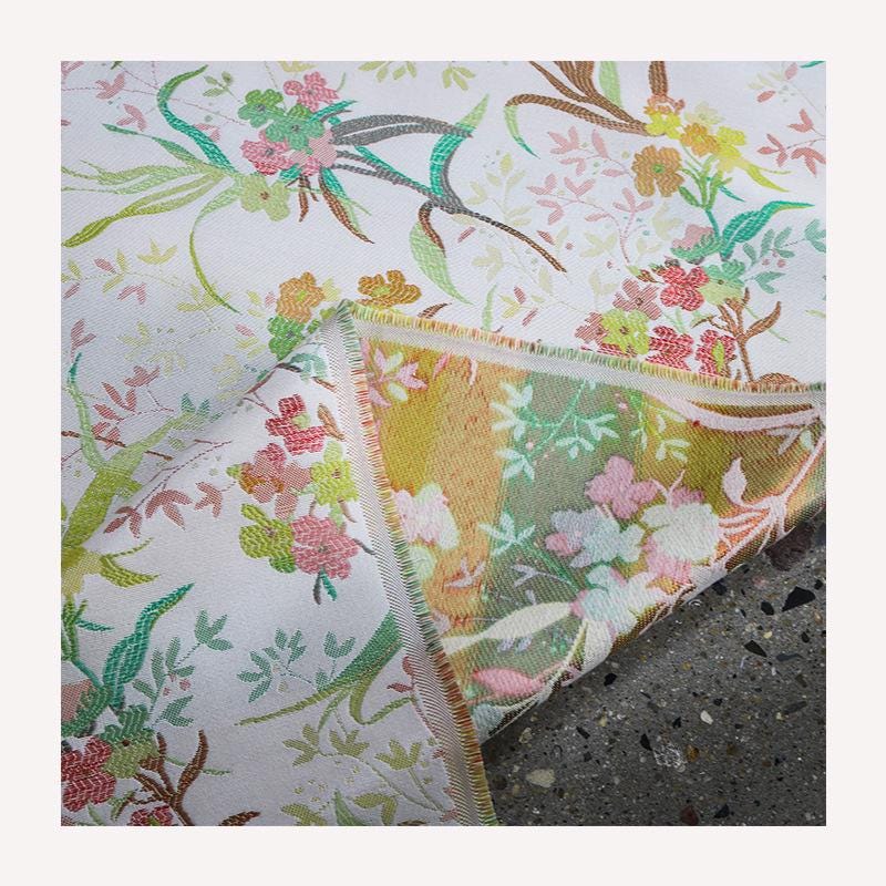 Tissu jacquard à motif floral : motif jardin printanier, 140 cm de large