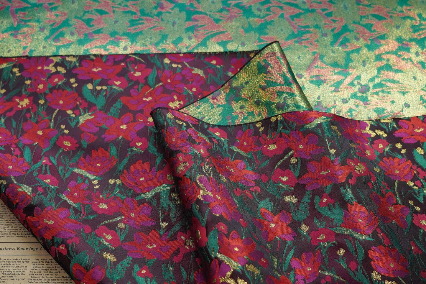 Tissu jacquard à motif floral avec fil doré : texture 3D, largeur 165 cm
