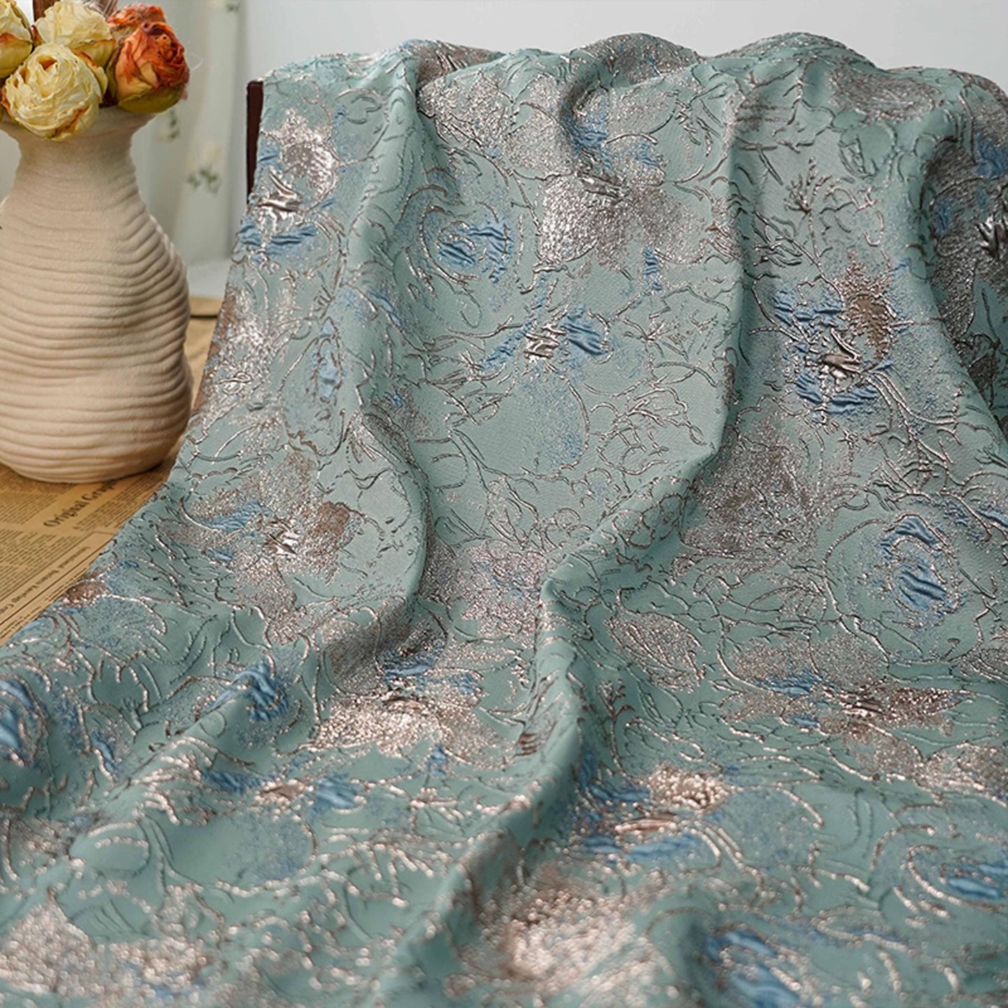 Tissu jacquard floral à fil doré : revêtement d’ameublement coloré en 3D, 137 cm de large