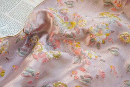 Tissu jacquard à fil doré : texture florale 3D, largeur 140 cm