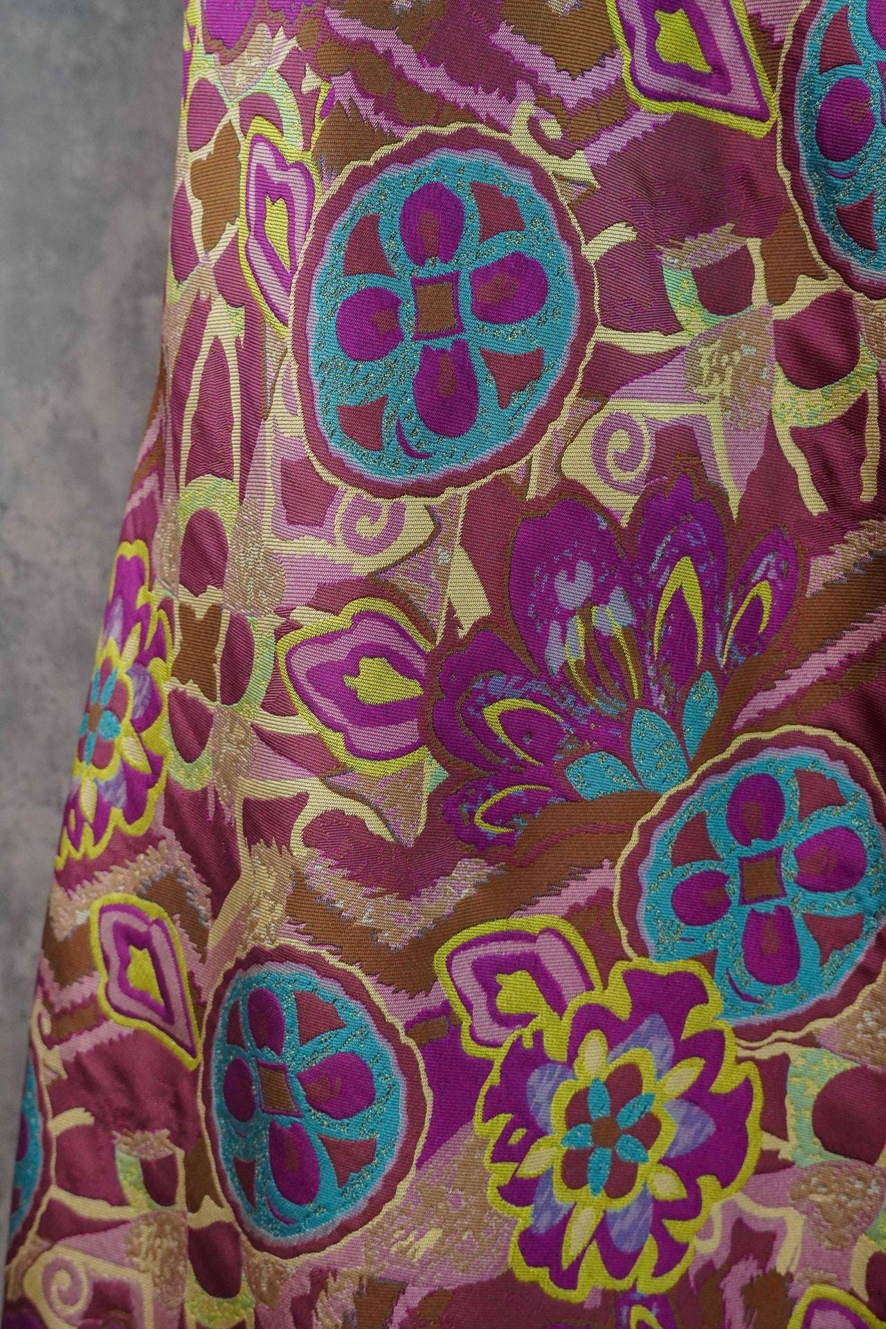 Tissu jacquard gaufré : brocart floral géométrique abstrait, 150 cm de large