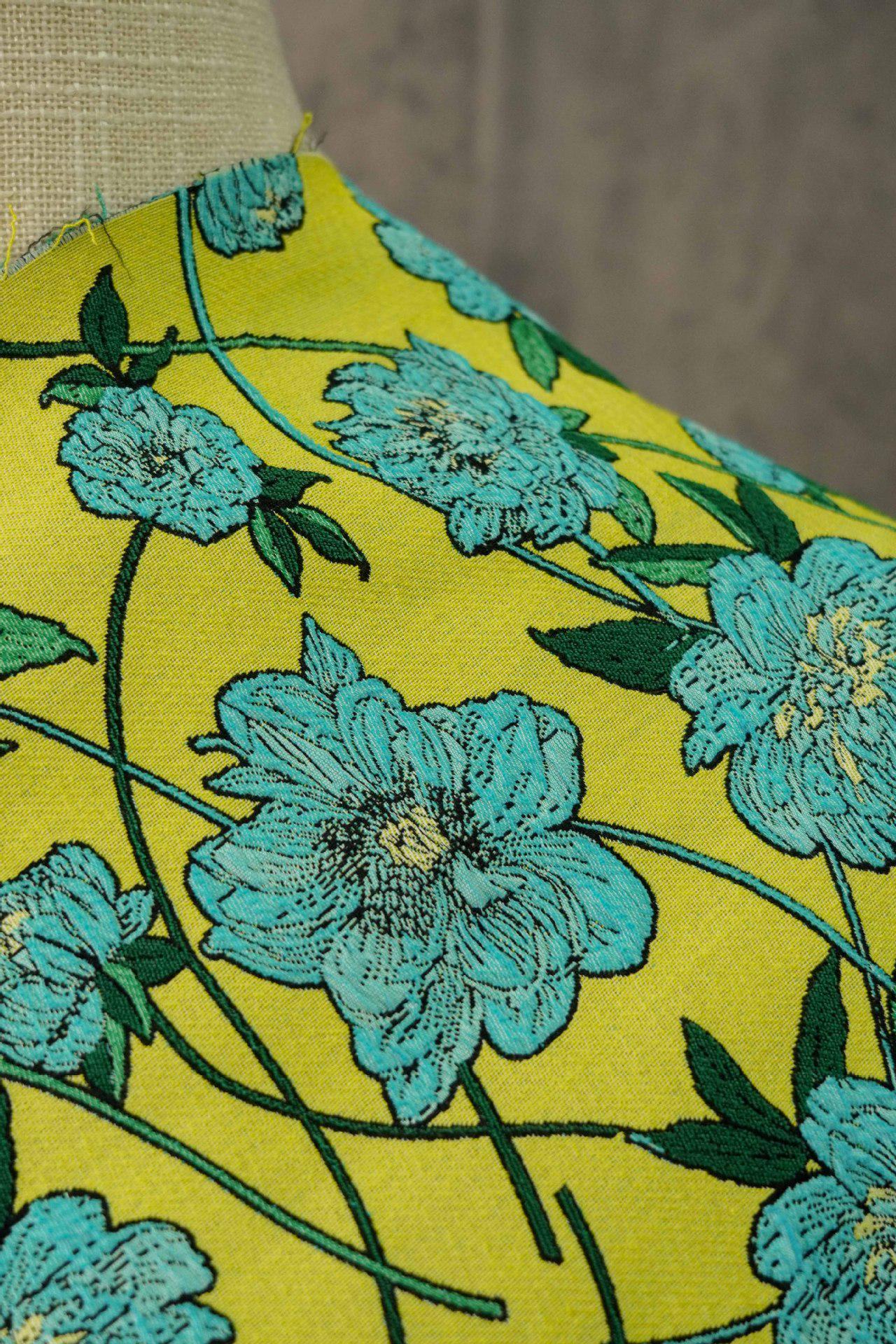 Tissu jacquard réversible : motif floral 3D bleu et jaune, largeur 135 cm