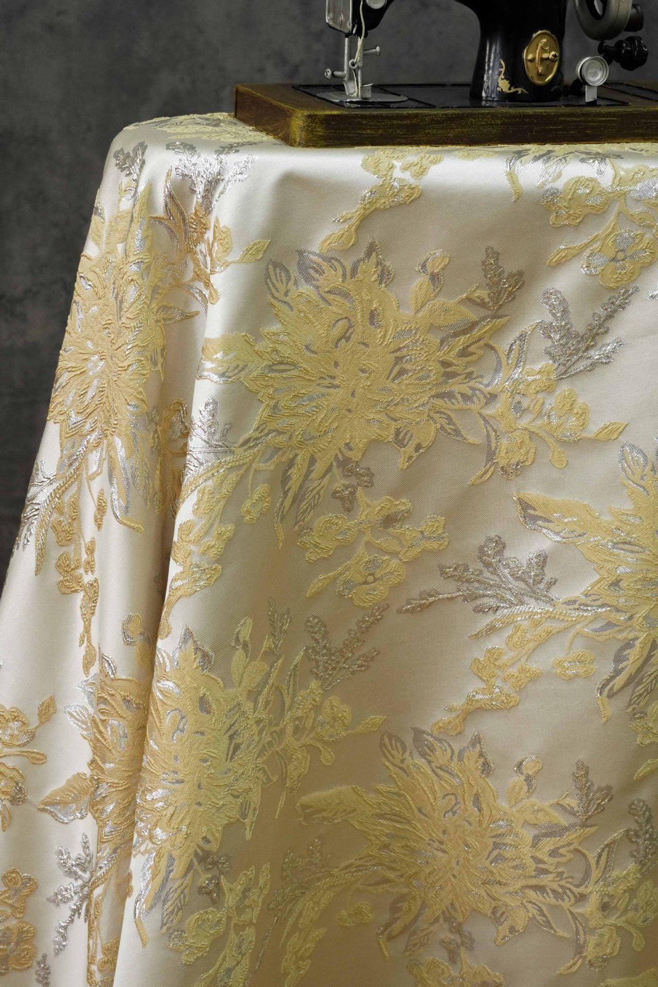 Tissu jacquard à motif floral : texture 3D à fil argenté, largeur 135 cm