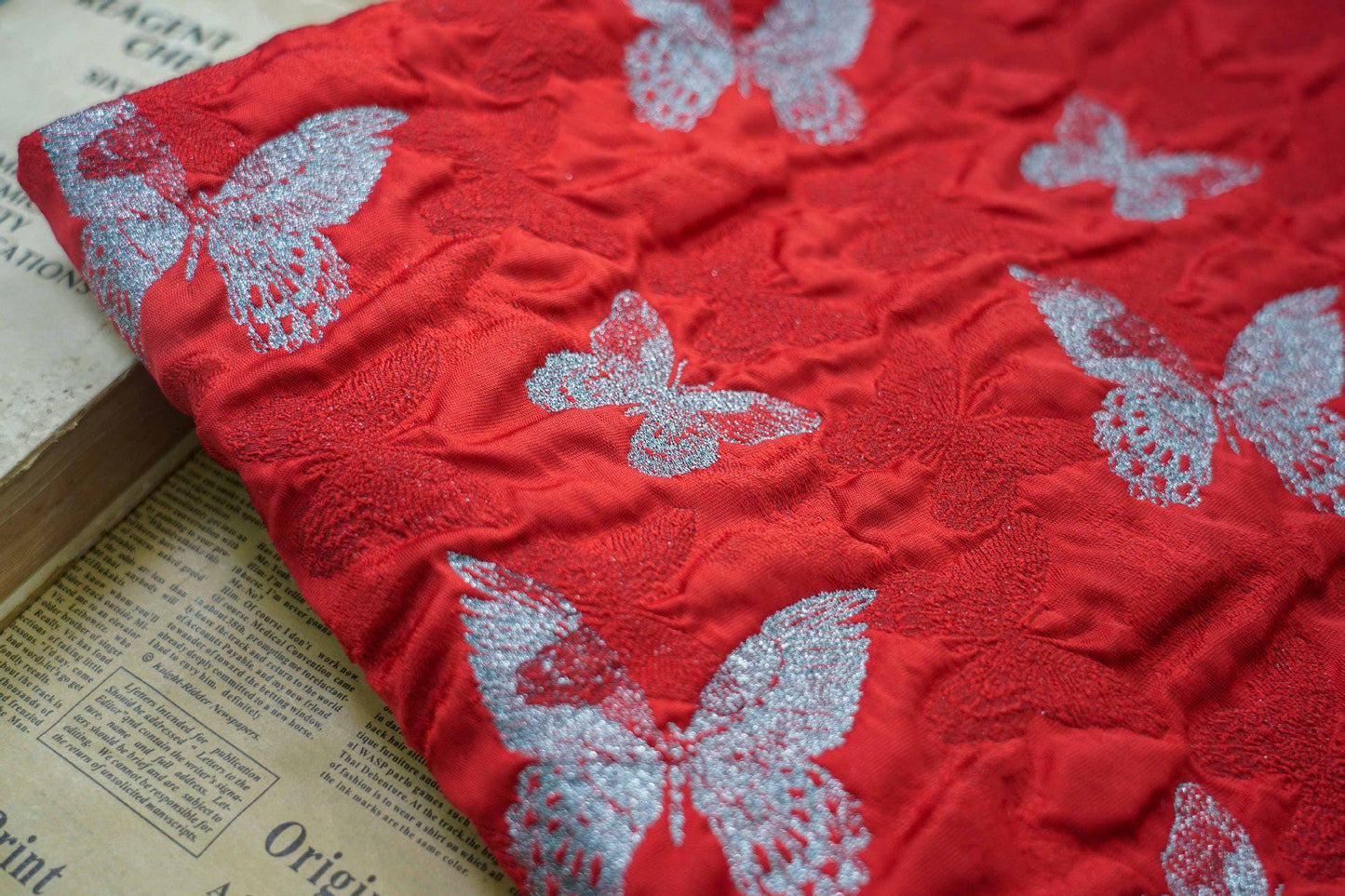 Tissu jacquard rouge à motifs papillons : 117 cm de large, tissu d'ameublement et de costumes