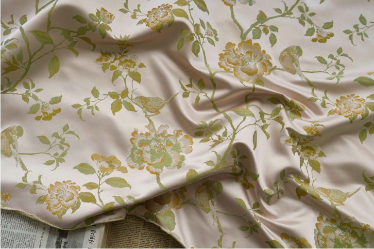 Tissu jacquard à motif floral : polyester à fil doré, largeur 160 cm (63 po) - Vendu au mètre