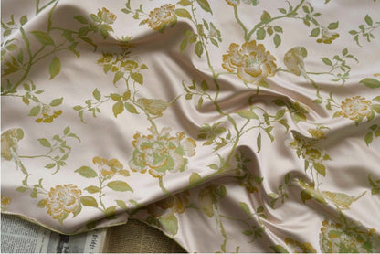 Tissu jacquard à motif floral : polyester à fil doré, largeur 160 cm (63 po) - Vendu au mètre